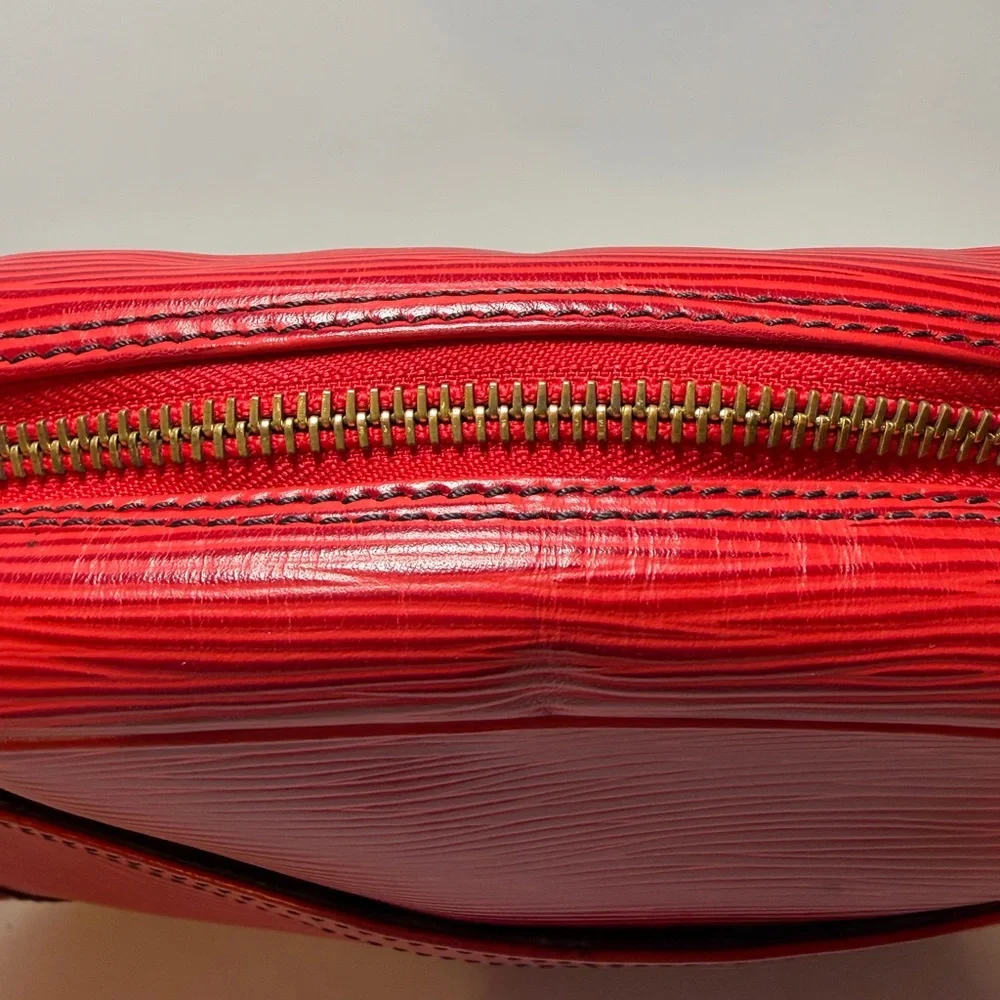 Louis Vuitton Trocadero 27 Red Epi Leather Crossbody Unisex